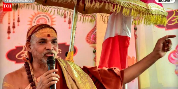 അവിമുക്തേശ്വരാനന്ദ് കോടതിക്ക് പുറത്ത്