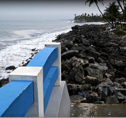 പ്ലക്കാർഡുകളും ബാനറുകളുമായാണ് നാട്ടുകാർ സമരസ്ഥലത്ത് തടിച്ചുകൂടിയത്