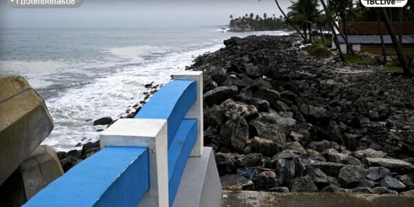 പ്ലക്കാർഡുകളും ബാനറുകളുമായാണ് നാട്ടുകാർ സമരസ്ഥലത്ത് തടിച്ചുകൂടിയത്