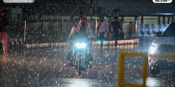 ഡൽഹിയിൽ കനത്ത മഴയിൽ നനഞ്ഞ റോഡുകളും വാഹനങ്ങളും