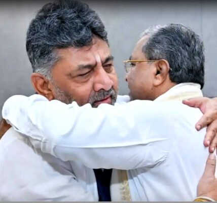 ഡികെ ശിവകുമാർ സിദ്ധരാമയ്യയെ ആശ്വസിപ്പിക്കുന്നു