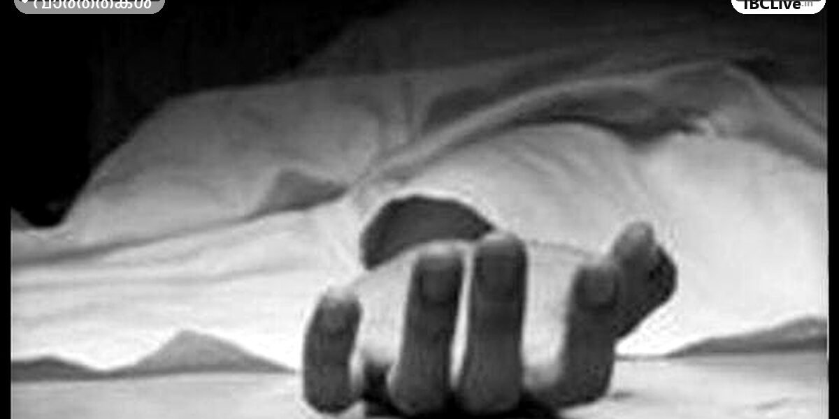 പോലീസ് ഉദ്യോഗസ്ഥരും ഫോറൻസിക് വിദഗ്ധരും വ്യാജമദ്യ ദുരന്തം നടന്ന സ്ഥലത്ത് പരിശോധന നടത്തുന്നു.