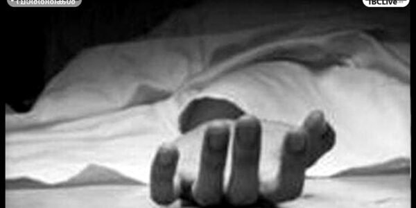 പോലീസ് ഉദ്യോഗസ്ഥരും ഫോറൻസിക് വിദഗ്ധരും വ്യാജമദ്യ ദുരന്തം നടന്ന സ്ഥലത്ത് പരിശോധന നടത്തുന്നു.