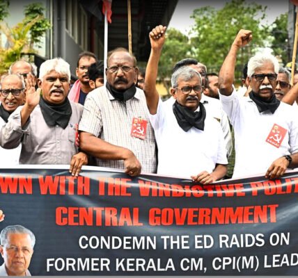 വിജയവാഡയിൽ സിപിഎം പ്രവർത്തകർ പ്രതിഷേധ പ്രകടനം നടത്തുന്നു.