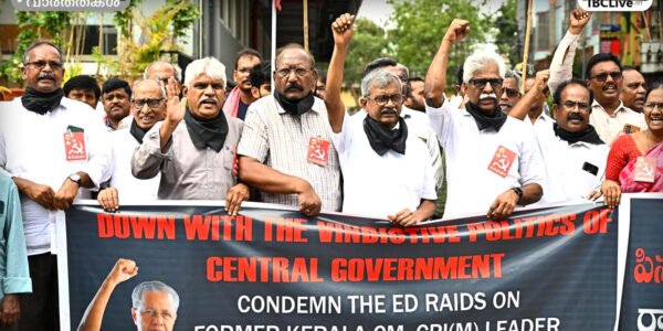 വിജയവാഡയിൽ സിപിഎം പ്രവർത്തകർ പ്രതിഷേധ പ്രകടനം നടത്തുന്നു.