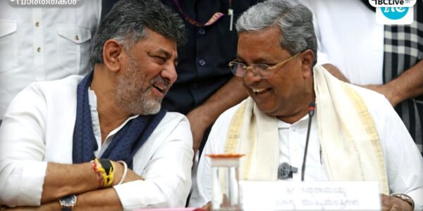 കർണാടക മുഖ്യമന്ത്രി സിദ്ധരാമയ്യയും ഡികെ ശിവകുമാറും ഒരുമിച്ച് നിൽക്കുന്നു.