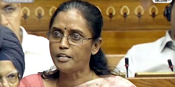 കോൺഗ്രസ് എംപി എസ്. ജ്യോതിമണി സംസാരിക്കുന്നു.