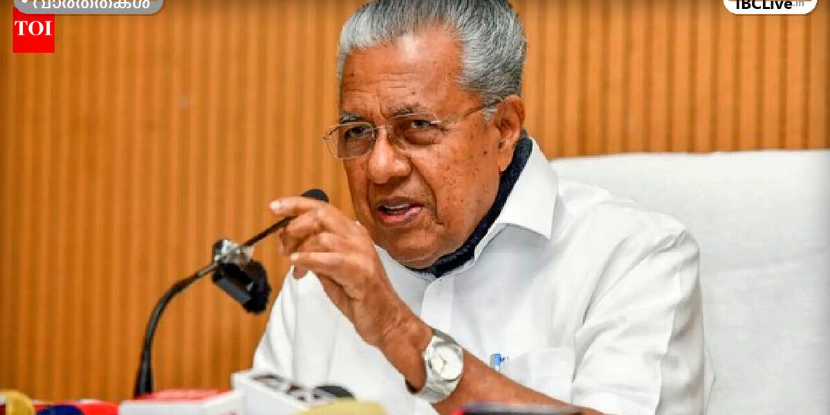 ഒരു പൊതുപരിപാടിയിൽ പ്രസംഗിക്കുന്ന മുൻ മുഖ്യമന്ത്രി പിണറായി വിജയൻ.