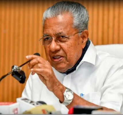 ഒരു പൊതുപരിപാടിയിൽ പ്രസംഗിക്കുന്ന മുൻ മുഖ്യമന്ത്രി പിണറായി വിജയൻ.