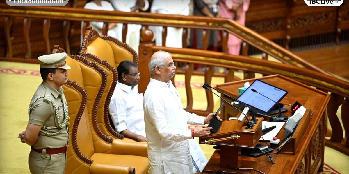 നിയമസഭയിൽ നയപ്രഖ്യാപനം നടത്തുന്ന ഗവർണ്ണർ രാജേന്ദ്ര വിശ്വനാഥ് ആർലേക്കർ.