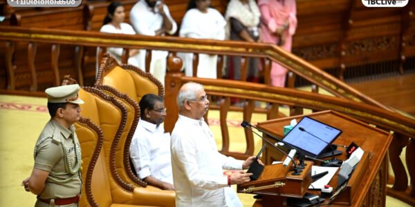 കേരള നിയമസഭയിൽ പ്രസംഗിക്കുന്ന ഗവർണർ രാജേന്ദ്ര വിശ്വനാഥ് അർലേക്കർ