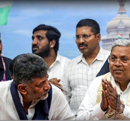 2026 മെയ് 28-ന് ബെംഗളൂരുവിൽ നടന്ന പത്രസമ്മേളനത്തിൽ കർണാടക ഉപമുഖ്യമന്ത്രി ഡി.കെ. ശിവകുമാർ മുൻ മുഖ്യമന്ത്രി സിദ്ധരാമയ്യയോടൊപ്പം