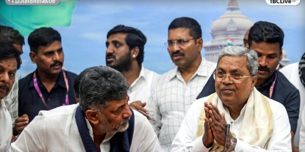 2026 മെയ് 28-ന് ബെംഗളൂരുവിൽ നടന്ന പത്രസമ്മേളനത്തിൽ കർണാടക ഉപമുഖ്യമന്ത്രി ഡി.കെ. ശിവകുമാർ മുൻ മുഖ്യമന്ത്രി സിദ്ധരാമയ്യയോടൊപ്പം