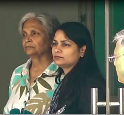 കോടതിമുറിയിൽ നിന്ന് പുറത്തിറങ്ങുന്ന ഗിരിബാല സിംഗിന്റെ ചിത്രം.