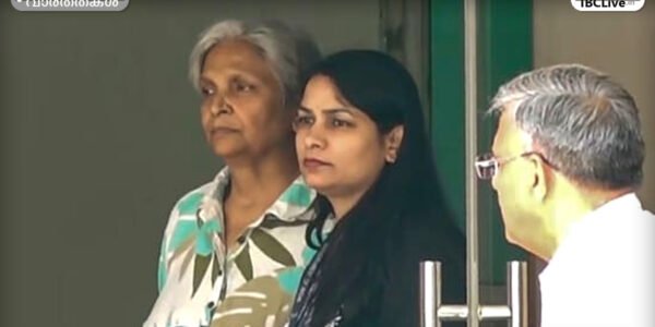 കോടതിമുറിയിൽ നിന്ന് പുറത്തിറങ്ങുന്ന ഗിരിബാല സിംഗിന്റെ ചിത്രം.