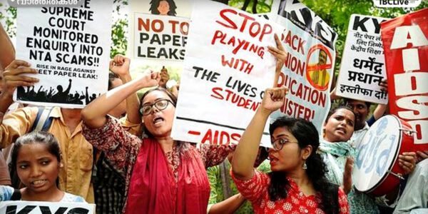ഡൽഹിയിലെ ജന്തർ മന്തറിൽ നീറ്റ്-യുജി ചോദ്യപേപ്പർ ചോർച്ചക്കെതിരെ പ്രതിഷേധിക്കുന്ന വിദ്യാർത്ഥികൾ.