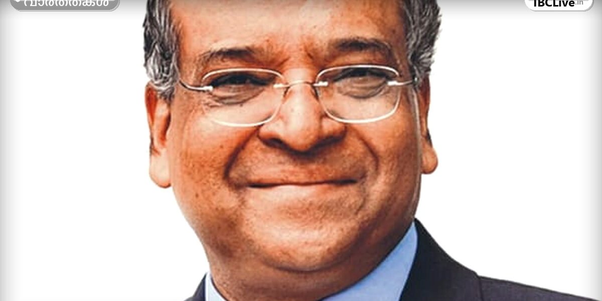 ഡൽഹിയിലെ ഹൗസ് ഖാസ് എൻക്ലേവിലെ അഗ്നിബാധയേറ്റ വീടിന്റെ ചിത്രം, ആളുകൾ തീയണക്കാൻ ശ്രമിക്കുന്നു.