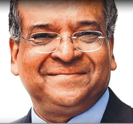 ഡൽഹിയിലെ ഹൗസ് ഖാസ് എൻക്ലേവിലെ അഗ്നിബാധയേറ്റ വീടിന്റെ ചിത്രം, ആളുകൾ തീയണക്കാൻ ശ്രമിക്കുന്നു.