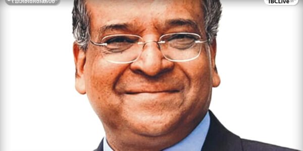 ഡൽഹിയിലെ ഹൗസ് ഖാസ് എൻക്ലേവിലെ അഗ്നിബാധയേറ്റ വീടിന്റെ ചിത്രം, ആളുകൾ തീയണക്കാൻ ശ്രമിക്കുന്നു.