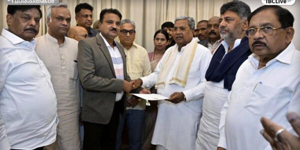 കർണാടക മുഖ്യമന്ത്രി സിദ്ധരാമയ്യ ഗവർണർക്ക് രാജിക്കത്ത് സമർപ്പിക്കുന്നു.