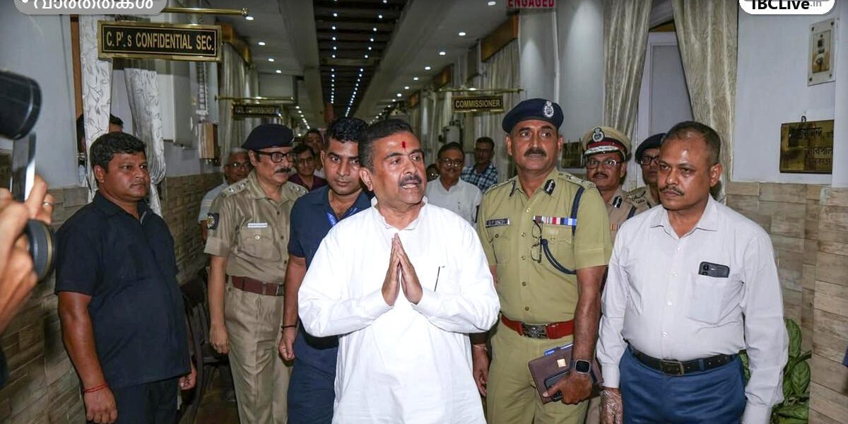 ലാൽബസാറിലെ കൊൽക്കത്ത പോലീസ് ആസ്ഥാനത്ത് ഉദ്യോഗസ്ഥരുമായി സംസാരിക്കുന്ന പശ്ചിമ ബംഗാൾ മുഖ്യമന്ത്രി സുവേന്ദു അധികാരിയുടെ ഫയൽ ചിത്രം.