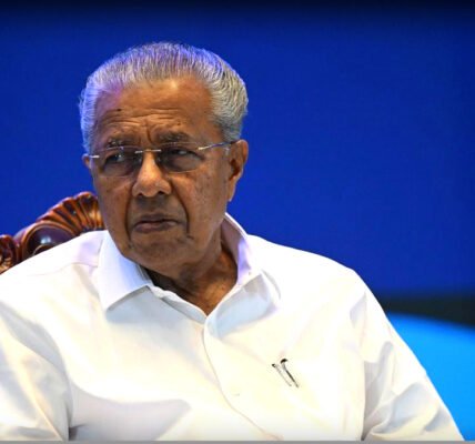 തിരുവനന്തപുരം നിയമസഭയിൽ മാധ്യമങ്ങളോട് സംസാരിക്കുന്ന പിണറായി വിജയൻ്റെ ചിത്രം.