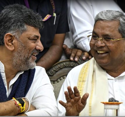 ബെംഗളൂരുവിലെ പത്രസമ്മേളനത്തിൽ സിദ്ധരാമയ്യയും ഡികെ ശിവകുമാറും ഒരുമിച്ച് നിൽക്കുന്നു.