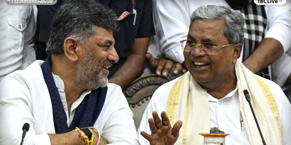 ബെംഗളൂരുവിലെ പത്രസമ്മേളനത്തിൽ സിദ്ധരാമയ്യയും ഡികെ ശിവകുമാറും ഒരുമിച്ച് നിൽക്കുന്നു.