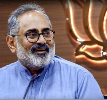 രാജീവ് ചന്ദ്രശേഖർ എംഎൽഎ മാധ്യമങ്ങളോട് സംസാരിക്കുന്നു