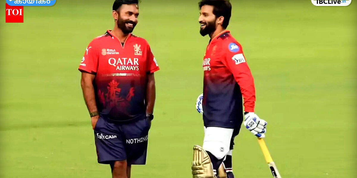 ക്രിക്കറ്റ് താരം ദിനേഷ് കാർത്തിക് സംസാരിക്കുന്നു, സമീപം രജത് പാട്ടീദാർ നിൽക്കുന്നു