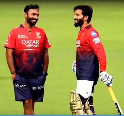 ക്രിക്കറ്റ് താരം ദിനേഷ് കാർത്തിക് സംസാരിക്കുന്നു, സമീപം രജത് പാട്ടീദാർ നിൽക്കുന്നു