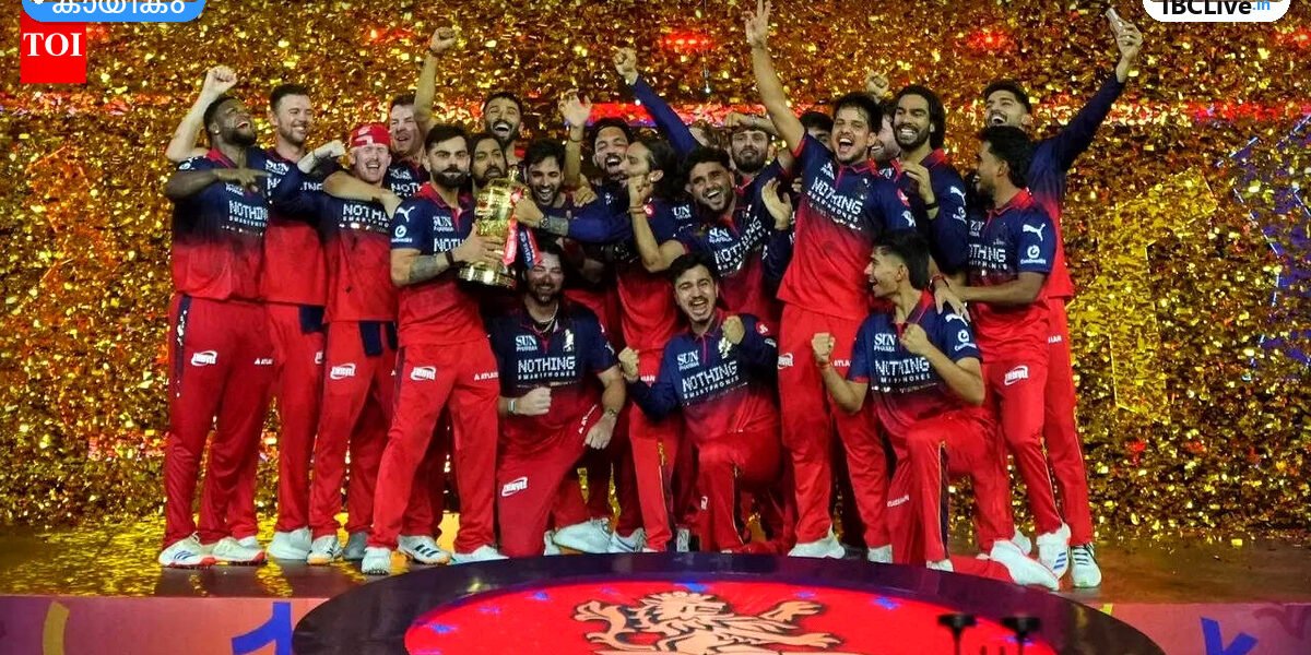 ഐപിഎൽ ട്രോഫി ഉയർത്തി നിൽക്കുന്ന RCB ടീം അംഗങ്ങൾ, വിരാട് കോലിയുടെ സന്തോഷം