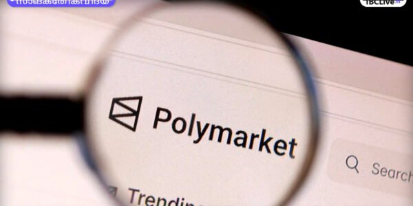 ഒരു ലാപ്ടോപ്പിൽ Polymarket വെബ്സൈറ്റ് തുറന്നിരിക്കുന്നതും അതിന് മുകളിൽ ഇന്തോനേഷ്യയുടെ ദേശീയ പതാകയുടെ ഒരു ഭാഗവും കാണിക്കുന്നു.