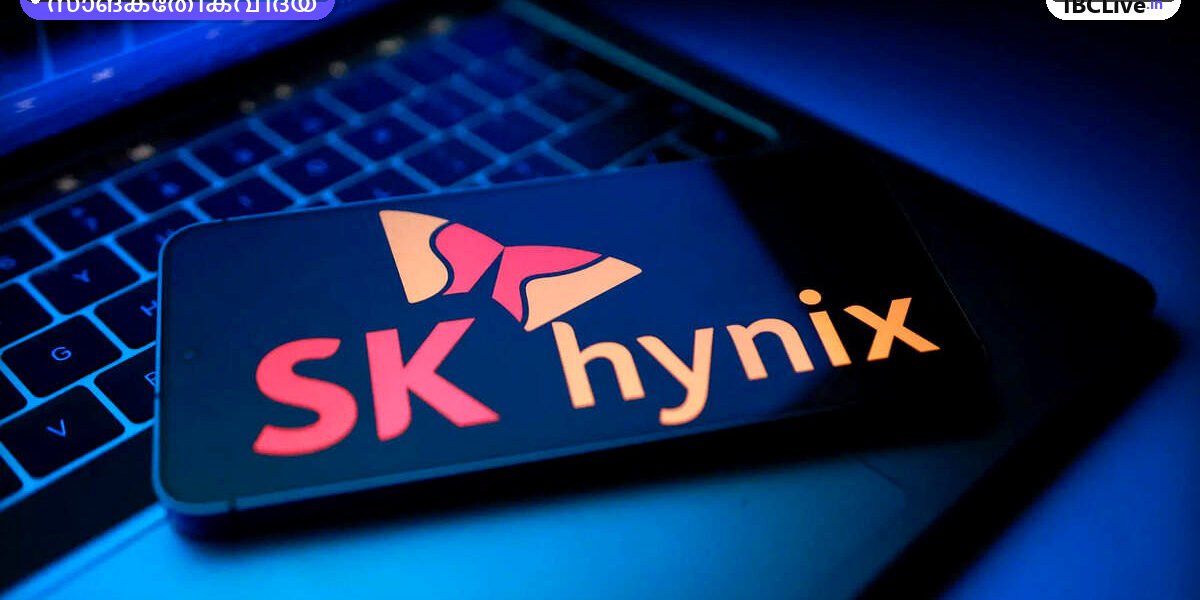 SK Hynix-ന്റെ ഒരു ലോഗോയും അതിന് ചുറ്റും തിളങ്ങുന്ന മൈക്രോചിപ്പുകളും കാണിക്കുന്ന ചിത്രം.