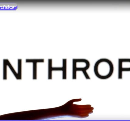 Anthropic AI ലോഗോയും പശ്ചാത്തലത്തിൽ സാമ്പത്തിക രേഖകളും കാണിക്കുന്ന ചിത്രം.