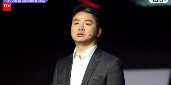 JD.com-ന്റെ സ്ഥാപകൻ റിച്ചാർഡ് ലിയു ജീവനക്കാരുമായി സംസാരിക്കുന്നു
