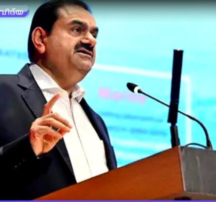 ഗൗതം അദാനി ഒരു ആധുനിക ഡാറ്റാ സെന്ററിന് മുന്നിൽ നിൽക്കുന്നു