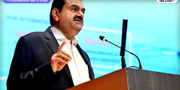 ഗൗതം അദാനി ഒരു ആധുനിക ഡാറ്റാ സെന്ററിന് മുന്നിൽ നിൽക്കുന്നു