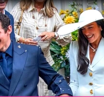 Dua Lipaയും Callum Turner-ഉം വിവാഹ ശേഷം Old Marylebone Town Hall-ൽ നിന്ന് ഇറങ്ങിവരുന്നു, Dua Lipa വെളുത്ത സ്കർട്ട് സ്യൂട്ടിൽ, Callum Turner നേവി സ്യൂട്ടിൽ.