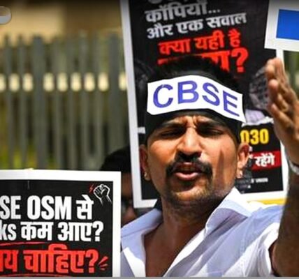 CBSE ലോഗോയും കമ്പ്യൂട്ടർ സ്ക്രീനിൽ ഉത്തരക്കടലാസുകളും