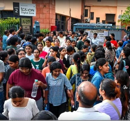 CUET-UG പരീക്ഷാ കേന്ദ്രത്തിന് മുന്നിൽ വിദ്യാർത്ഥികൾ നിൽക്കുന്ന ചിത്രം