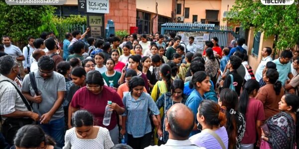 CUET-UG പരീക്ഷാ കേന്ദ്രത്തിന് മുന്നിൽ വിദ്യാർത്ഥികൾ നിൽക്കുന്ന ചിത്രം
