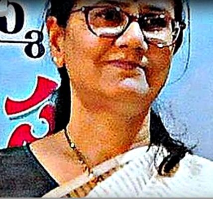 പാർലമെന്‍റിൽ വനിതാ അംഗങ്ങൾ ഇരിക്കുന്ന ചിത്രം. ഇന്ത്യൻ പതാകയുടെ പശ്ചാത്തലത്തിൽ കാണാം.