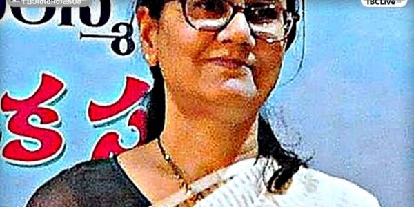 പാർലമെന്‍റിൽ വനിതാ അംഗങ്ങൾ ഇരിക്കുന്ന ചിത്രം. ഇന്ത്യൻ പതാകയുടെ പശ്ചാത്തലത്തിൽ കാണാം.