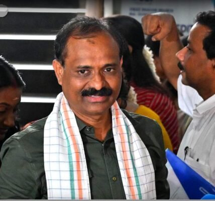 തിരുവനന്തപുരം മേയർ വി.വി. രാജേഷ് പഠനോപകരണ കിറ്റുകൾ വിതരണം ചെയ്യുന്നു