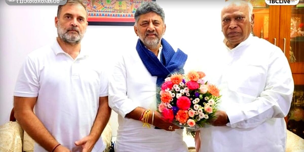 മല്ലികാർജുൻ ഖാർഗെ വാർത്താസമ്മേളനം നടത്തുന്നു