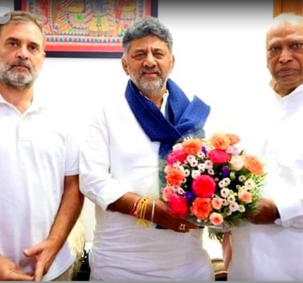 മല്ലികാർജുൻ ഖാർഗെ വാർത്താസമ്മേളനം നടത്തുന്നു