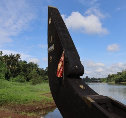 ആറന്മുള വള്ളസദ്യക്കിടെ പമ്പയാറ്റിൽ പള്ളിയോടം