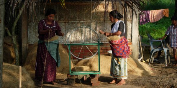 കയർ പിരിക്കുന്ന തൊഴിലാളികൾ