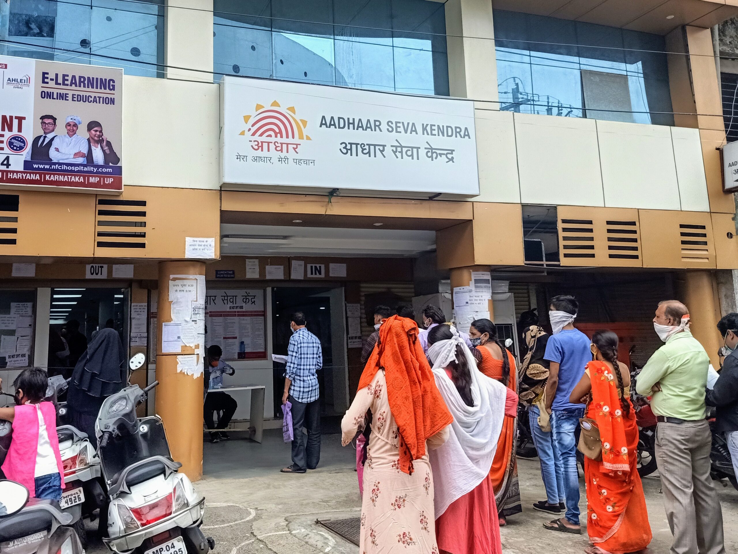 കേരള സാമൂഹിക സുരക്ഷാ പെൻഷൻ: വീട്ടുപടിക്കൽ വിതരണം അവസാനിക്കുന്നു; ഇനി ആധാർ അക്കൗണ്ടിൽ നേരിട്ട്